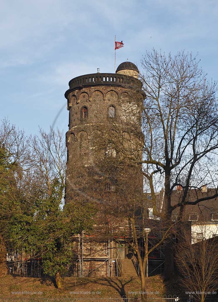 Koeln Altstadt Sued, Bottmuehle an der mittelaterlichen Stadtmauer im Abendlich, Fruehling kahle Baeume; Cologne historical windmill Bottmuehle at the town wall