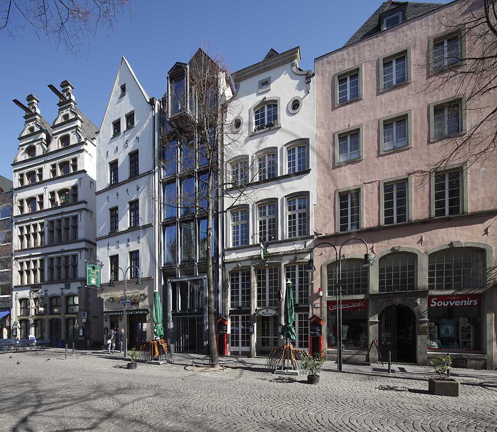 Koeln Altstadt, Alter Markt Hausfassaden mit dem Gaffel Haus; Cologne old town houses 