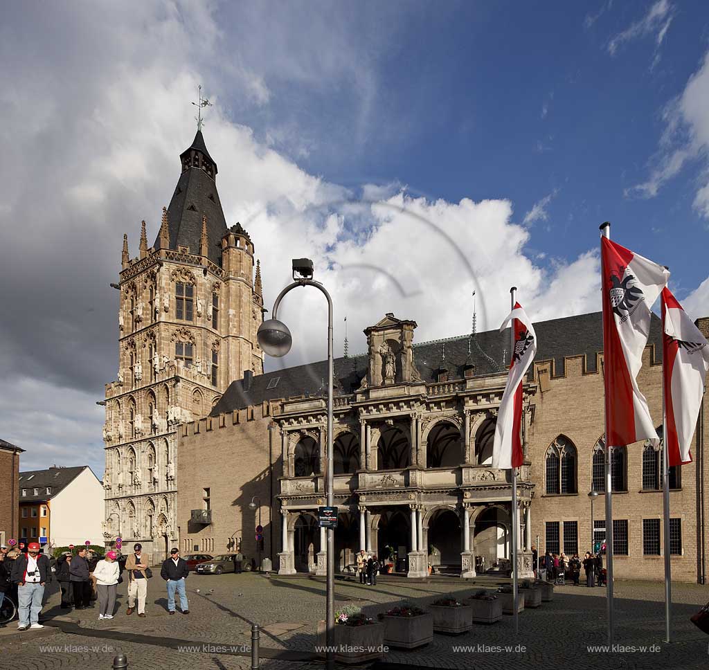  Koeln Innenstadt historisches Rathaus mit Rathausturm und vorgelagerter Renaissance Laube, Cologne historical city guilde