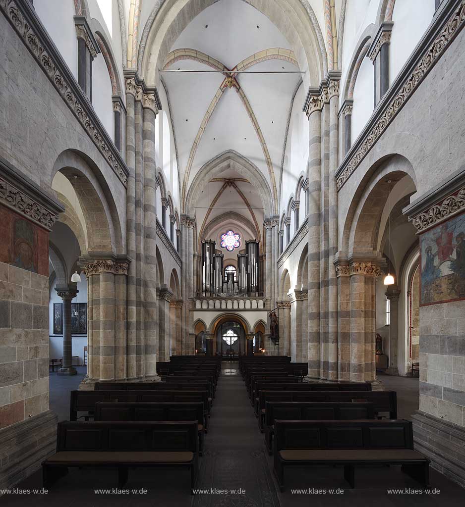 Koeln Altstadt Nord romanische Kirche Sankt Andreas Innenansicht mit Blick zur Orgel; Cologne old town romanesque church St. Andreas