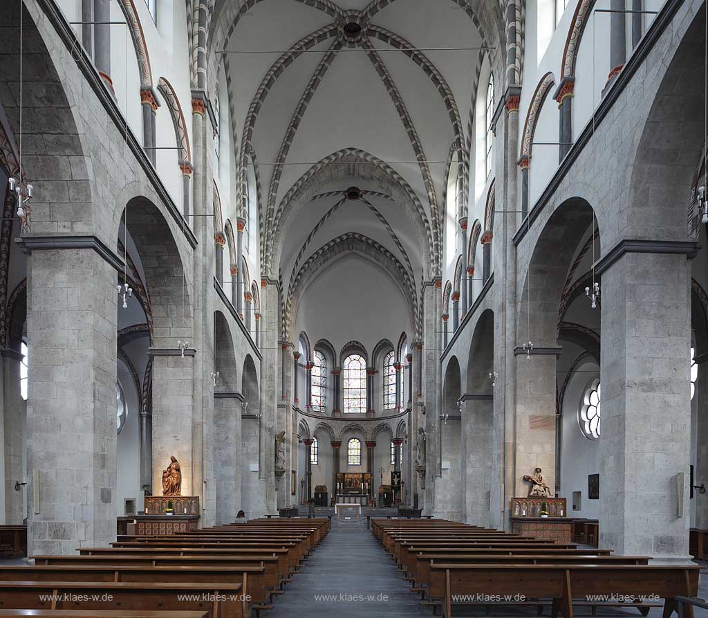 Koeln Altstadt, romanische Kirche St. Kunibert, Innenansicht durch Langhaus Richtung Chor; Cologne old town romanesque church St. Kunibert