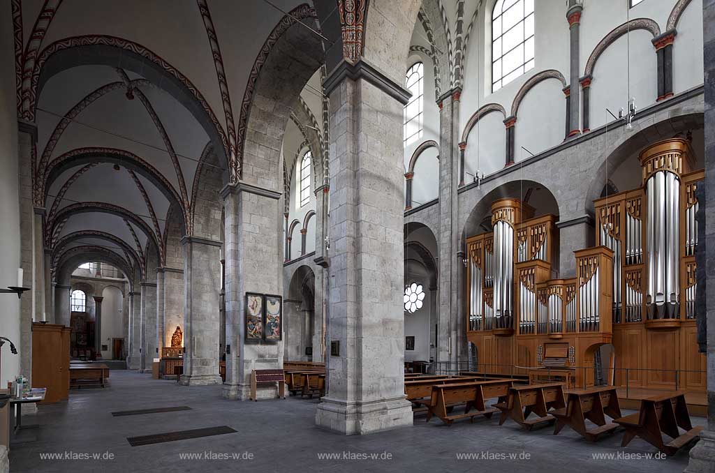 Koeln Altstadt, romanische Kirche St. Kunibert, Innenansicht aus seitlichem Langhaus mit Orgel Richtung Chor; Cologne old town romanesque church St. Kunibert