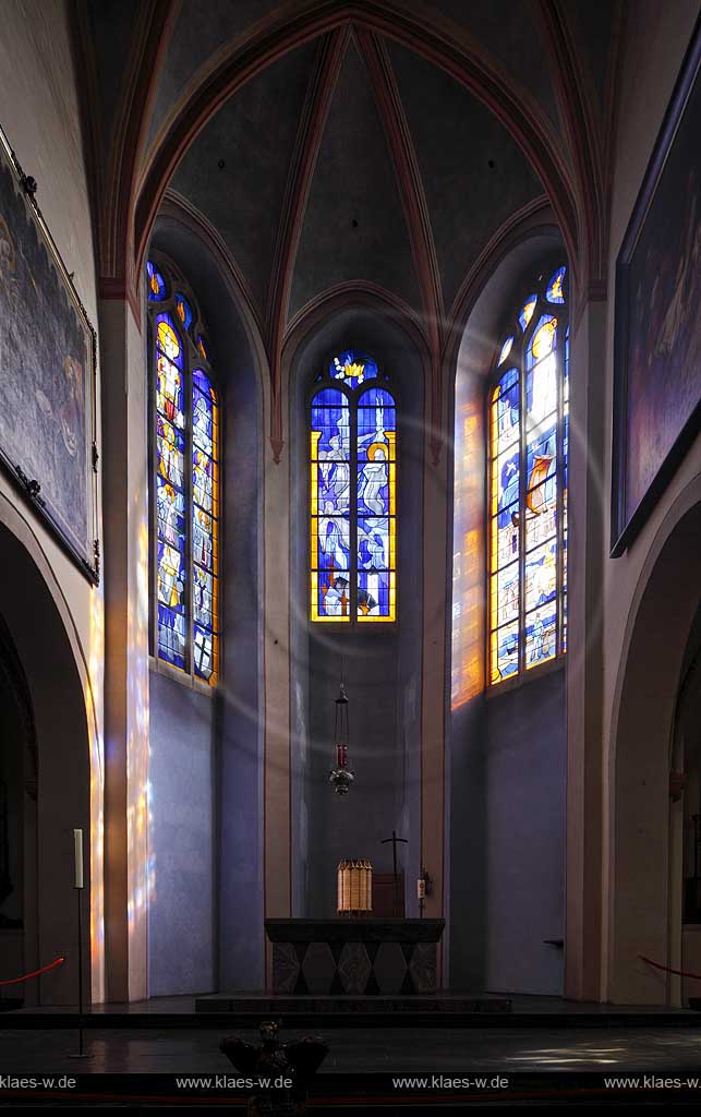 Koeln Altstadt, romanische Kirche Sankt Maria in Lyskirchen Innenansicht Chorfenster; Cologne old town romanesque church St. Maria in Lyskirchen