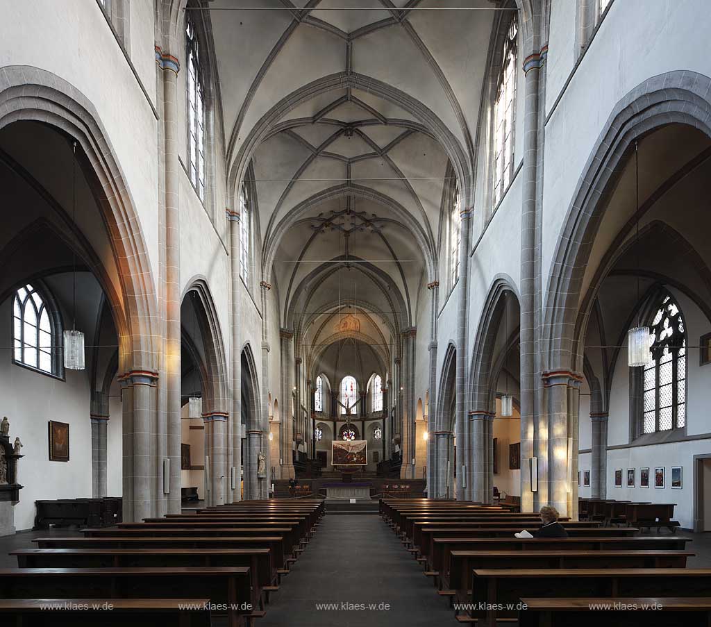 Koeln Altstadt Sued, romanische Kirche Sankt Severin Innenansicht Blick durch Langhaus zum Chor mit dem Gewoelbe; Cologne old town romanesque church St. Severin
