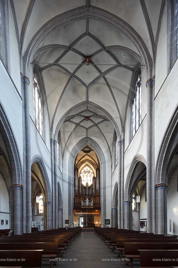 Koeln Altstadt Sued, romanische Kirche Sankt Severin Innenansicht Blick durch Langhaus zum Hauptortal mit Orgel; Cologne old town romanesque church St. Severin