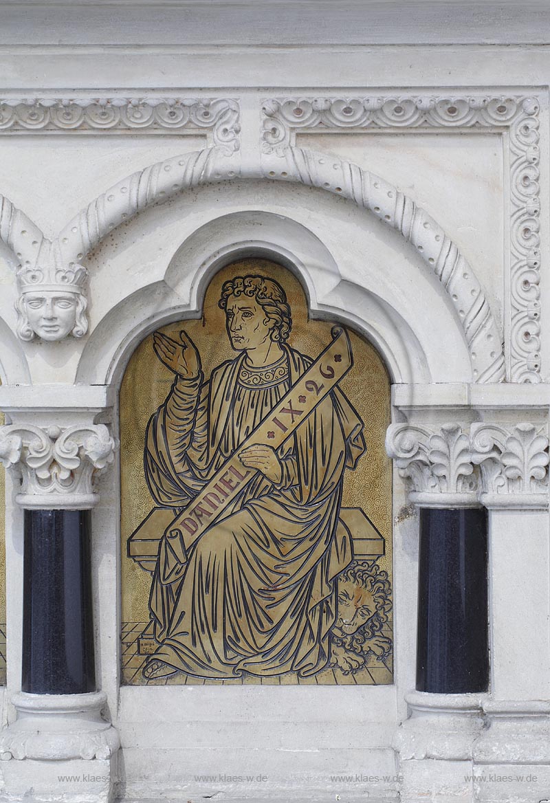 l Koeln Deutz, St. Heribert Altar Antependium, Prophetensitzfigur Daniel; Koeln Deutz, catolic basilica, interior view