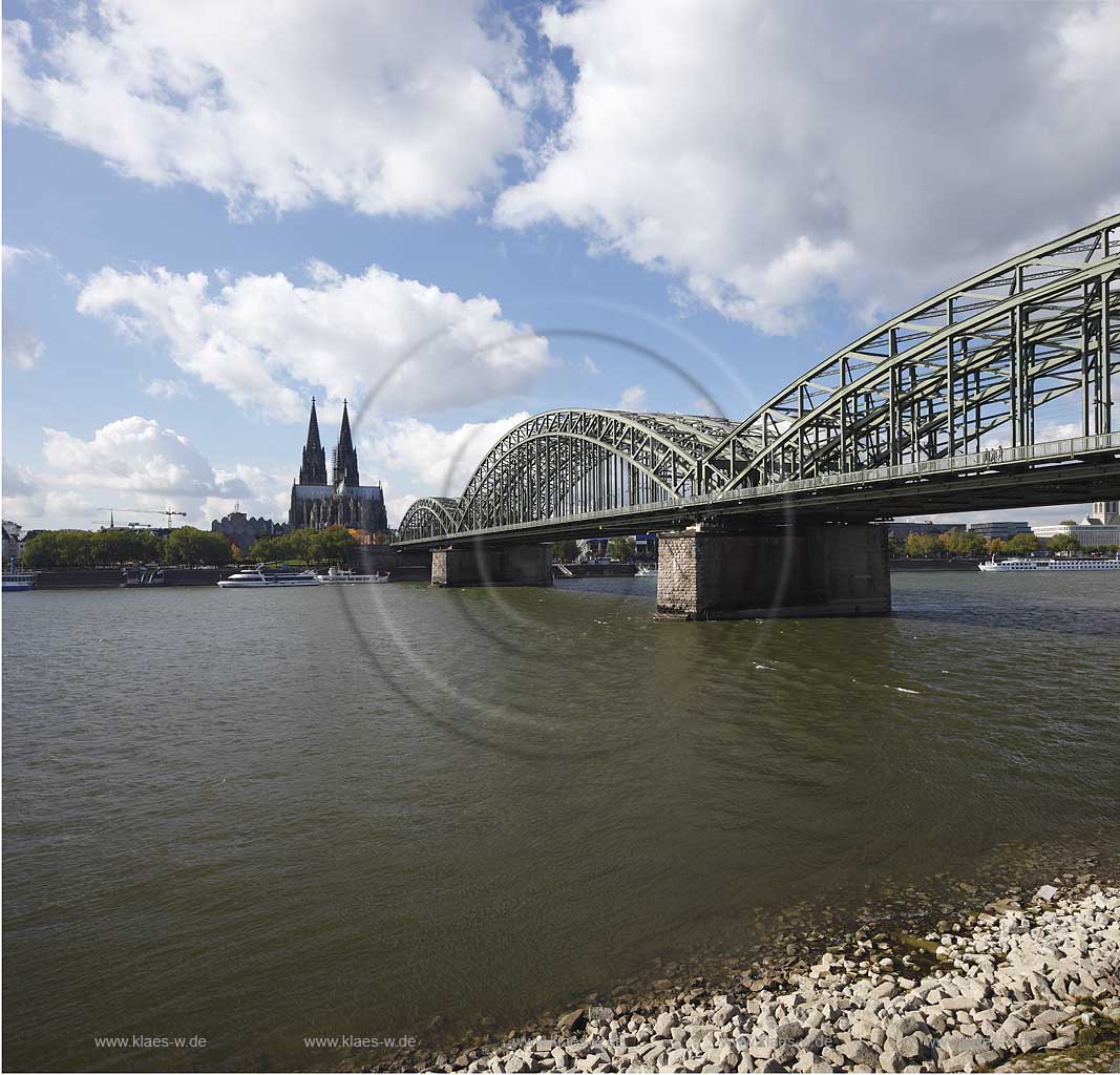 Koeln, Blick ueber den Rhein zum Dom mit der Hohenzollern Bruecke; Cologne, view over Rhine river to the cathedrale with railway bridge Hohenzollern