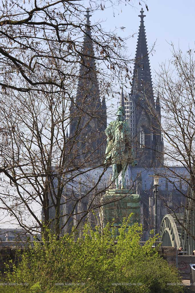 Kln, Blick zum Dom mit dem Kaiser Wilhelm Denkmal im Frhling; View to the Cologne dome with imerator Wilhem sculture in springtime