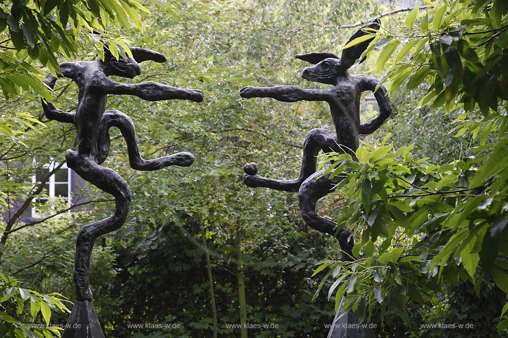 Koeln Riehl, Blick auf Hasenskulpturen mit Baumkronen im Sommer; Colgogne Riehl, view at rabbit sculptures with treetop in summer