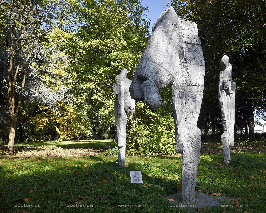 Koeln-Stammheim Schlosspark Skulpturenpark, Aluminiumguss Skulpturenensemple von Peter Wiener; Cologne-Stammheim park of castle with sculpture ensemble from Peter Wiener