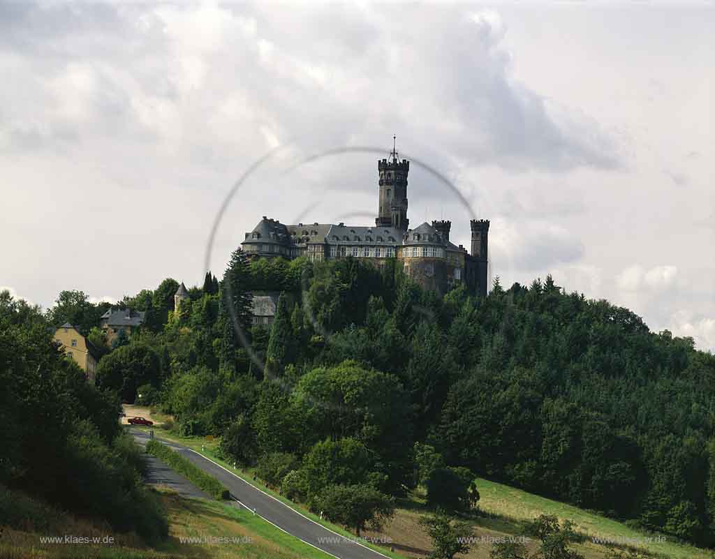 Blick auf Schloss Schaumburg in Balduinstein bei Limburg an der Lahn mit Sicht auf Landschaft