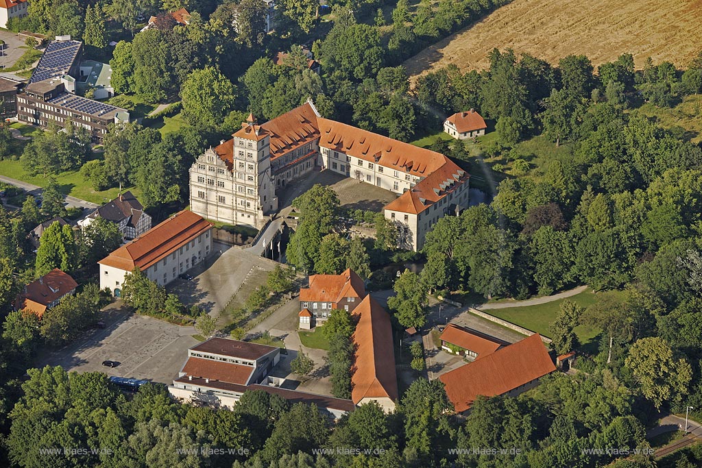 Lemgo, Schloss Brake, ein Wasserschloss der Weserrenaissance im Lipper Bergland;  Lemgo, moated castle Schloss Brake.