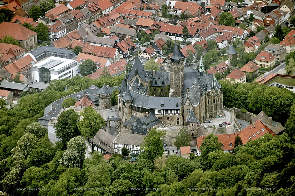 DEU, Deutschland, Luftbildfotografie: Sachsen-Anhalt, Wernigerode, Schloss und Plattenbauten | DEU, Germany, aerial photography: Saxony-Anhalt, Wernigerode, castle 