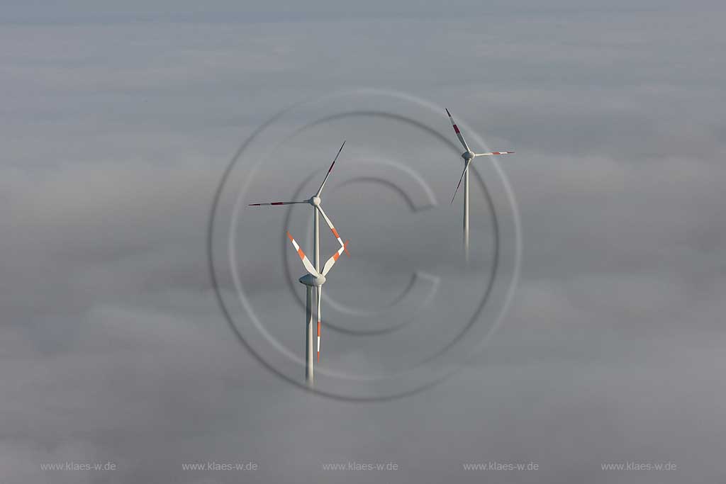 Luftbild, Windkraftwerke die aus einer Wolkendecke herausschauen, Windenergie, alternative Energie,  Heldrungen, Thueringen, , Thueringen, Germany, Europa