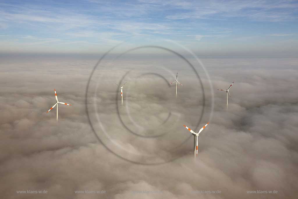 Luftbild, Windkraftwerke die aus einer Wolkendecke herausschauen, Windenergie, alternative Energie,  Kyffhaeuserkreis, Thueringen, , Thuringia, Germany, Europa