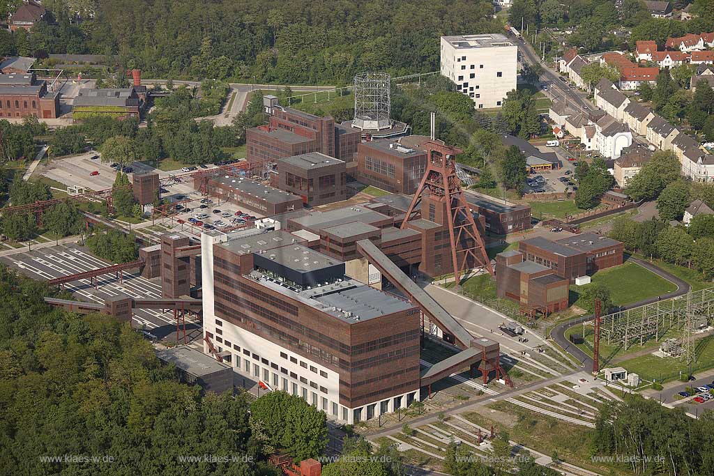 Essen, Luftbild Gesamtuebersicht Zeche Zollverein Essen, Museum, Kokerei, Kuehltuerme, Doppelbockzechenturm; Essen, aerial photo of mine Zollverein Essen.