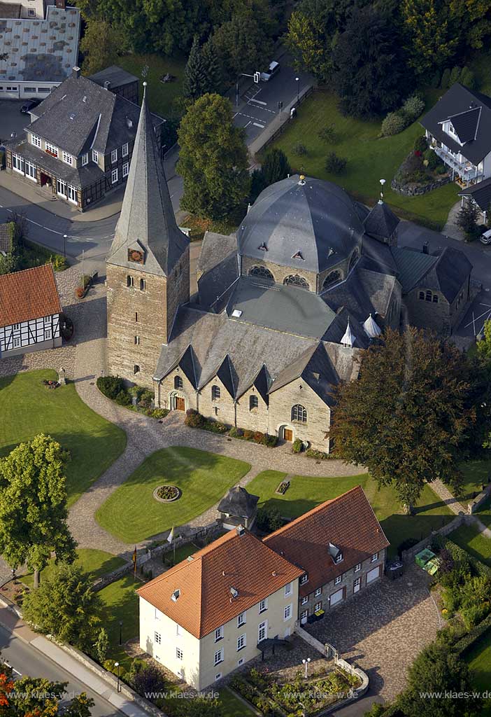 Katholische Kirche St. Blasius, Balve, Nordrhein-Westfalen, Deutschland, DEU. | St. Blasius church, Balve, North Rhine-Westphalia, Germany, DEU. |