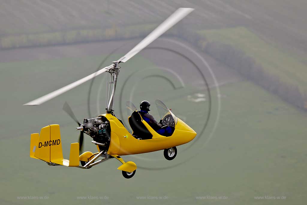 Luftbild, gelber Gyrocopter, Traghubschrauber ueber dem Muensterland,Hamm ,Deutschland , Europa