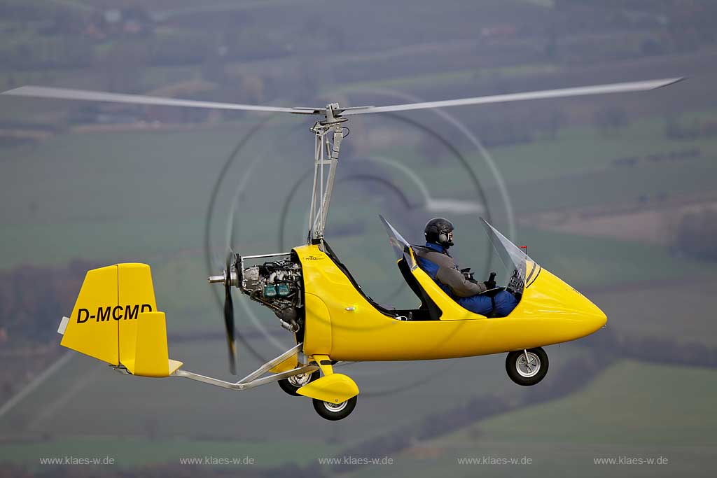 Luftbild, gelber Gyrocopter, Traghubschrauber ber dem Mnsterland,Hamm ,Deutschland , Europa