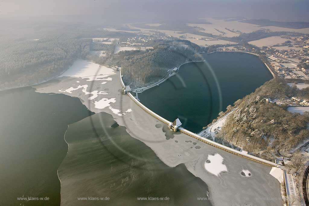Luftbild, Moehnesee mit Eis Staumauer Dunst Nebel, Schnee, Winter,  Moehnesee, Nordrhein-Westfalen, Deutschland, Europa