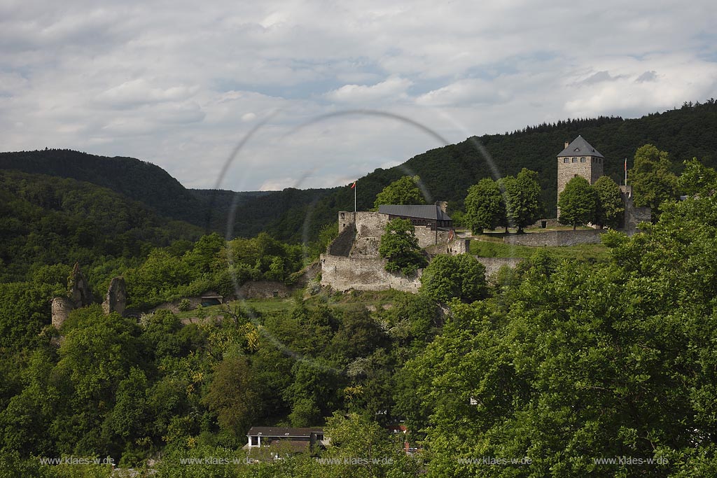 Bendorf-Sayn, Die Ruine der Burg Sayn, der im 12. Jahrhundert erbauten Stammburg der Grafen von Sayn bzw. Sayn-Wittgenstein erhebt sich auf dem etwa 110 Meter langen und 40 Meter breiten Bergruecken des Kehrbergs, eines Auslaeufers des Westerwalds, zwischen den Taleinschnitten von Brexbach und Saynbach; Bendor-Sayn, the ruin of castle Sayn