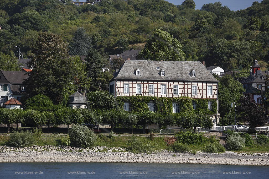 Erpel, Blick ueber den Rhein auf den Fronhof, er war nicht nur wirtschaftlicher Mittelpunkt einer Villikation, sondern auch Zentrum der Herrschaftsausuebung; Erpel, view over the river Rhine to the Fronhof.