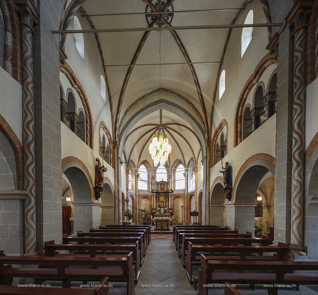 Erpel, Pfarrkirche St. Severin, eine spaetgotische Pfeilerbasilika von 1240, Blick zum Chor; Erpel, parish church St. Severin, view to the choir.