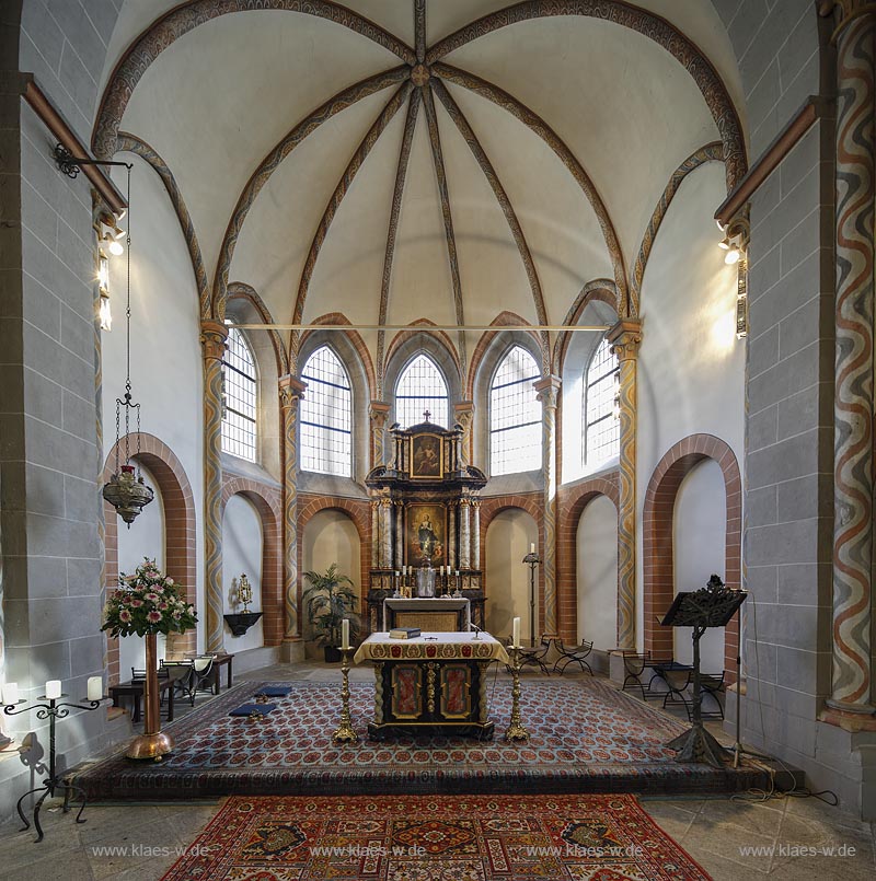 Erpel, Pfarrkirche St. Severin, eine spaetgotische Pfeilerbasilika von 1240, Chor mit Altar; Erpel, parish church St. Severin, choir with altar.