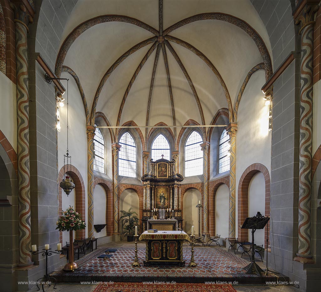 Erpel, Pfarrkirche St. Severin, eine spaetgotische Pfeilerbasilika von 1240, Chor mit Altar; Erpel, parish church St. Severin, choir with altar.