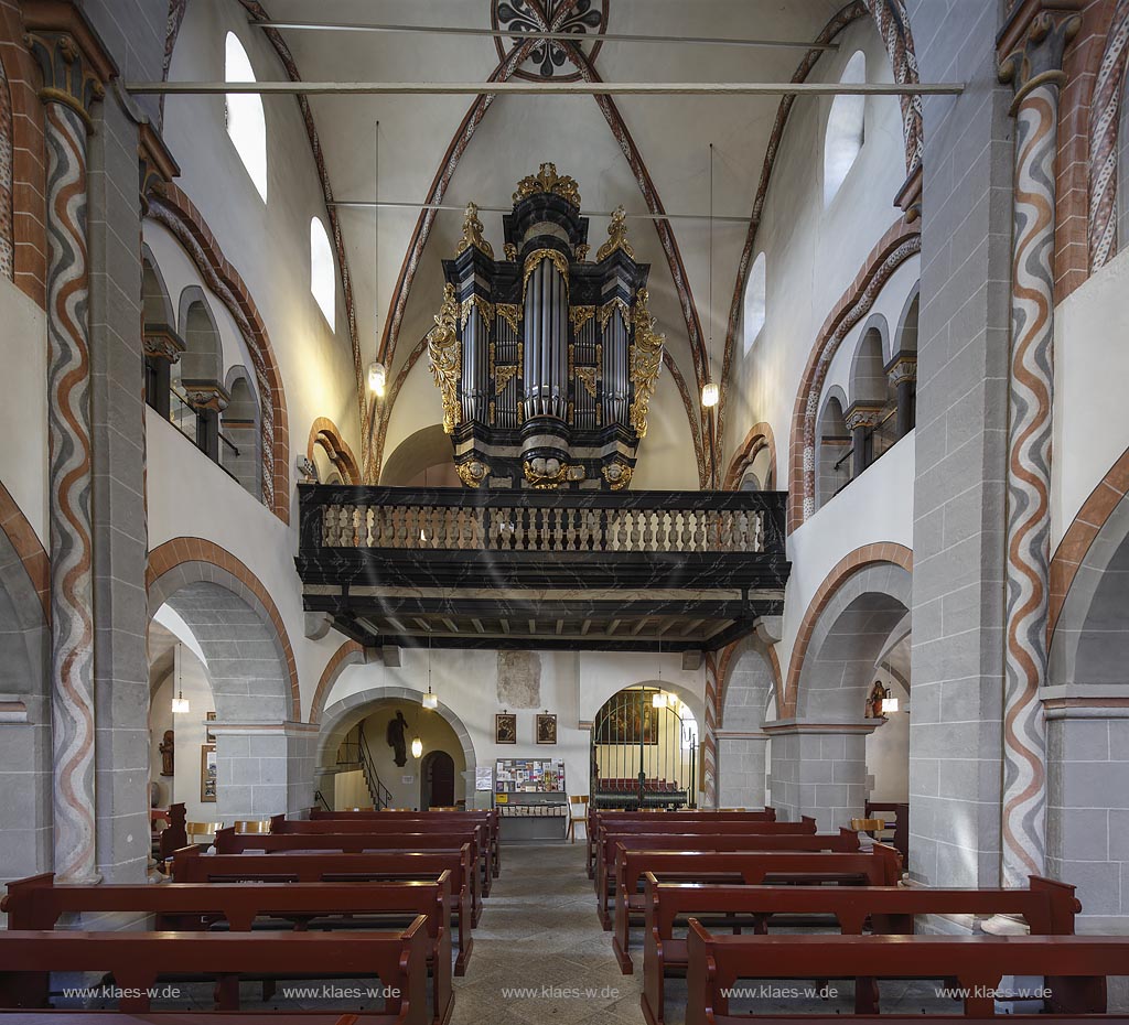Erpel, Pfarrkirche St. Severin, eine spaetgotische Pfeilerbasilika von 1240, Blick durchs Langhaus zur Orgelempore; Erpel, parish church St. Severin, view through the naveto the organ loft.