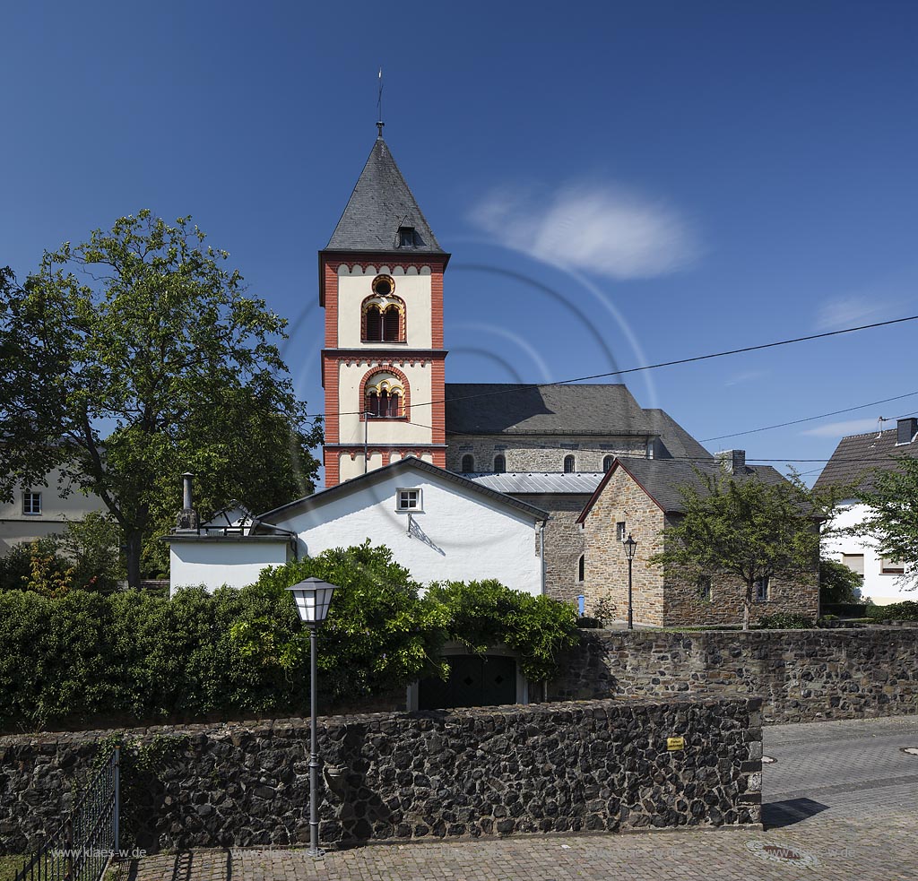 Erpel, Pfarrkirche St. Severin von Suedosten; Erpel, parish church St. Severin from southeasterly.