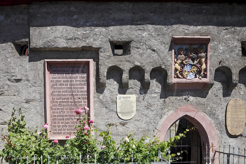 Kaub, die ehemalige Zollschreiberei Zollstrae 42 wurde 1552 auf der alten Stadtmauer erbaut und diente als kurpfaelzisches Amtshaus bis 1801. Seither befindet es sich in Privatbesitz. Von 1485 stammt das in die Stadtmauer eingelassene Wappen des Pfalzgrafen bei Rhein; Kaub, once duty-paperwork.
