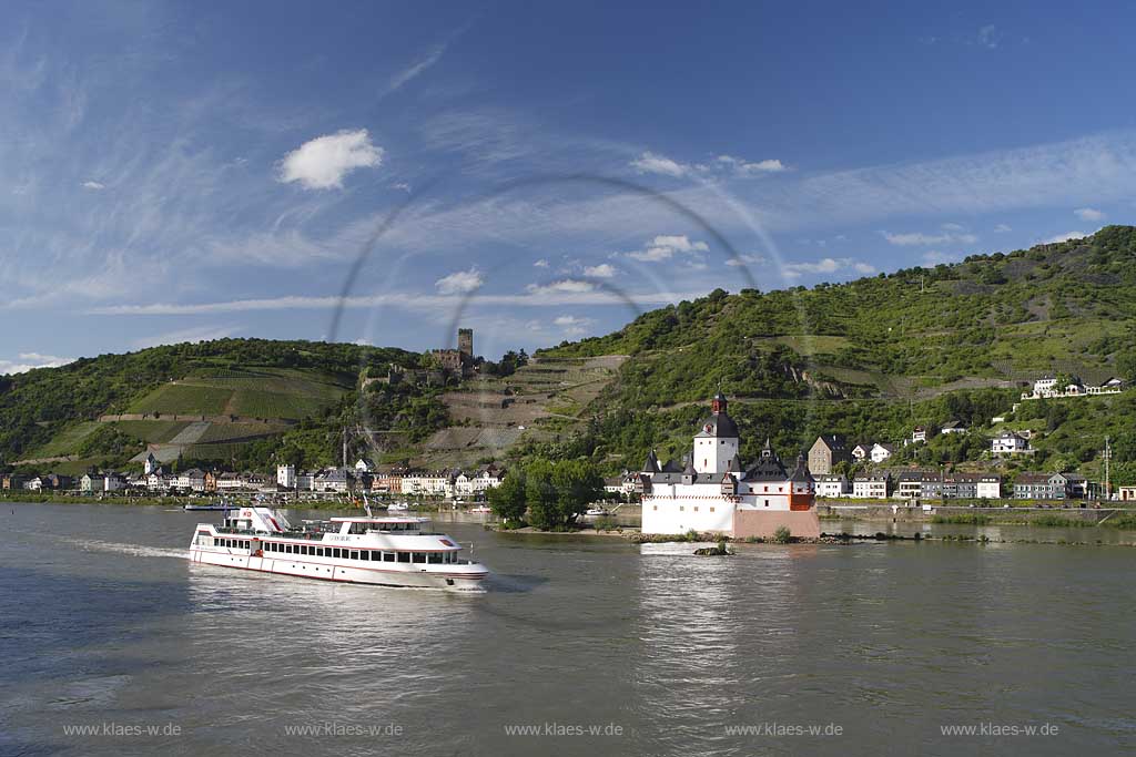 Kaub, Blick ueber den Rhein mit Pfalzgrafenstein, die Pfalz zur Burg Gutenfels; View over Rhine river with Pfalz to castle Gutenfels