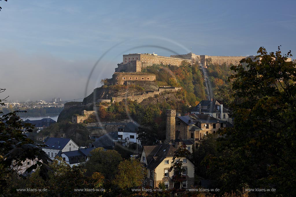 Koblenz, Morgenstimmung mit Nebel ueber der Mosel links im Hintergrund und Blick zur Festung Ehrenbreitstein, eine seit dem 16. Jahrhundert bestehende, urspruenglich kurtrierische, spaeter preusssche Befestigungsanlage; Koblenz, view to the fortress Ehrenbreitstein
