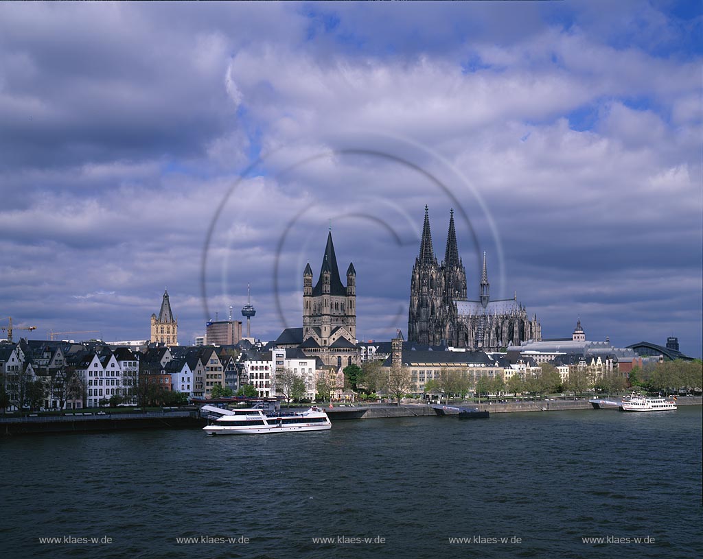 Koeln, Kln, Mittelrhein, Blick ber, ueber Rhein auf Altstadt mit Sicht zum Dom und Gro St. Martin Kirche  