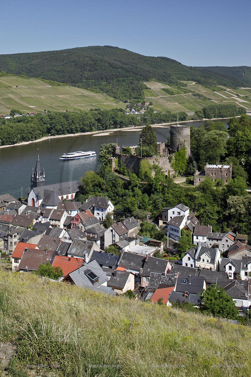 Niederheimbach, Blick auf den Ort mit der Heimburg, auch Burg Hohneck, seltener Burg Hoheneck genannt, und den Rhein; Heimbach, view to town with Rhine and castle Heimburg.