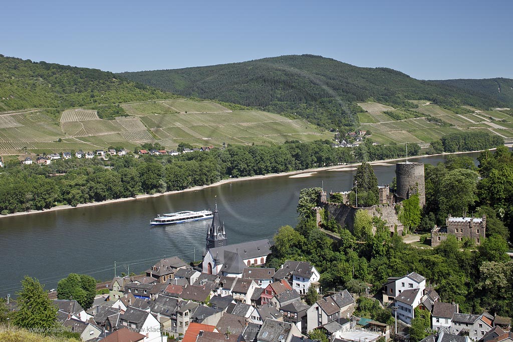 Niederheimbach, Blick auf den Ort mit der Heimburg, auch Burg Hohneck, seltener Burg Hoheneck genannt, und den Rhein mit Binnensxhifffahrt; Heimbach, view to town with Rhine and castle Heimburg.