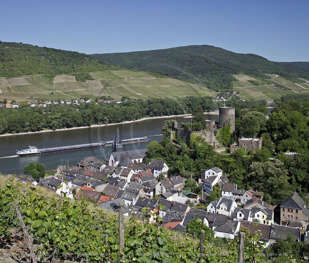 Niederheimbach, Blick auf den Ort mit der Heimburg, auch Burg Hohneck, seltener Burg Hoheneck genannt, und den Rhein; Heimbach, view to town with Rhine and castle Heimburg.