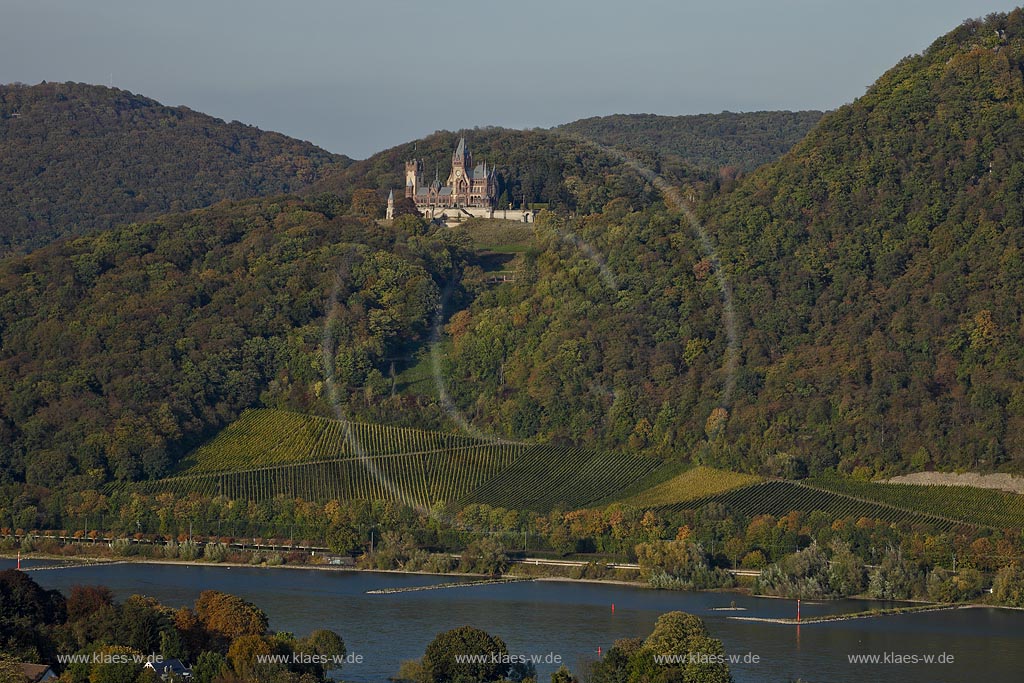 Siebengebirge, Blick von Remagen-Rolandswerth ueber den Rhein zum Schloss Drachenburg, Koenigswinter; View from Remagen-Rolandswert with Rhine river to castle Drachenburg, Koenigswinter