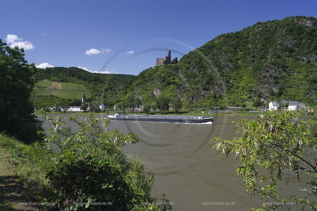 Blick von Sankt Goar ueber den Rhein auf Sankt Goarshausen Wellmich mit Burg Maus; View from St. Goar over Rhine river to St. Goarshausen Wellmich with castle Maus 