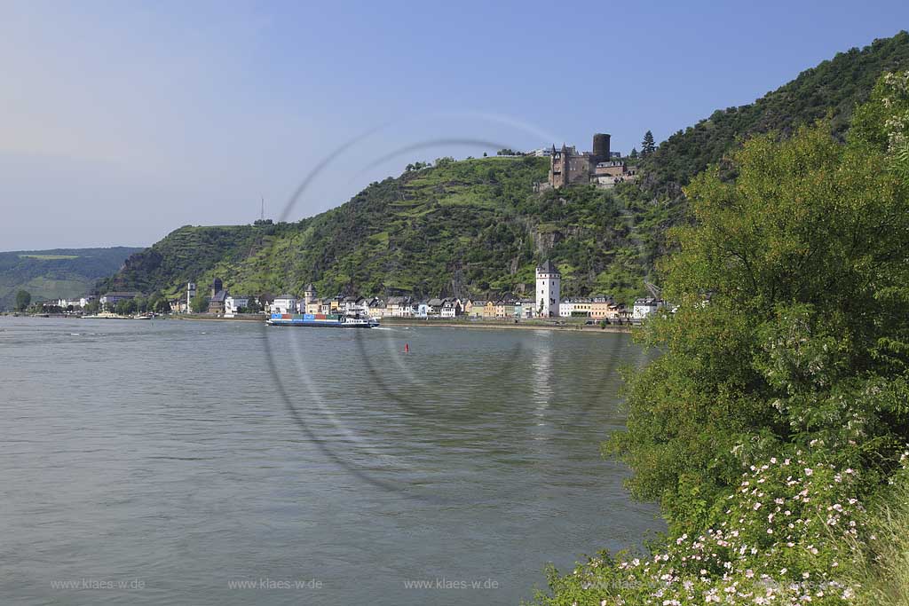 Sankt Goashausen, Blick ueber den Rhein zur Stadt mit Burg Katz; View over Rhine river to town of St. Goareshausen and castle Katz
