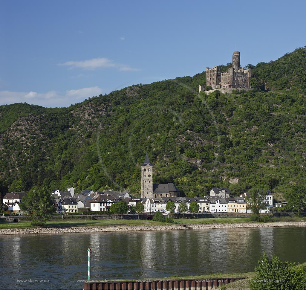 St. Goarshausen-Wellmich, Blick ueber den Rhein nach Wellmich mit Burg Maus im Mittelrheintal aus dem 14. Jahrhundert im Rhein-Lahn-Kreis in Rheinland-Pfalz.
