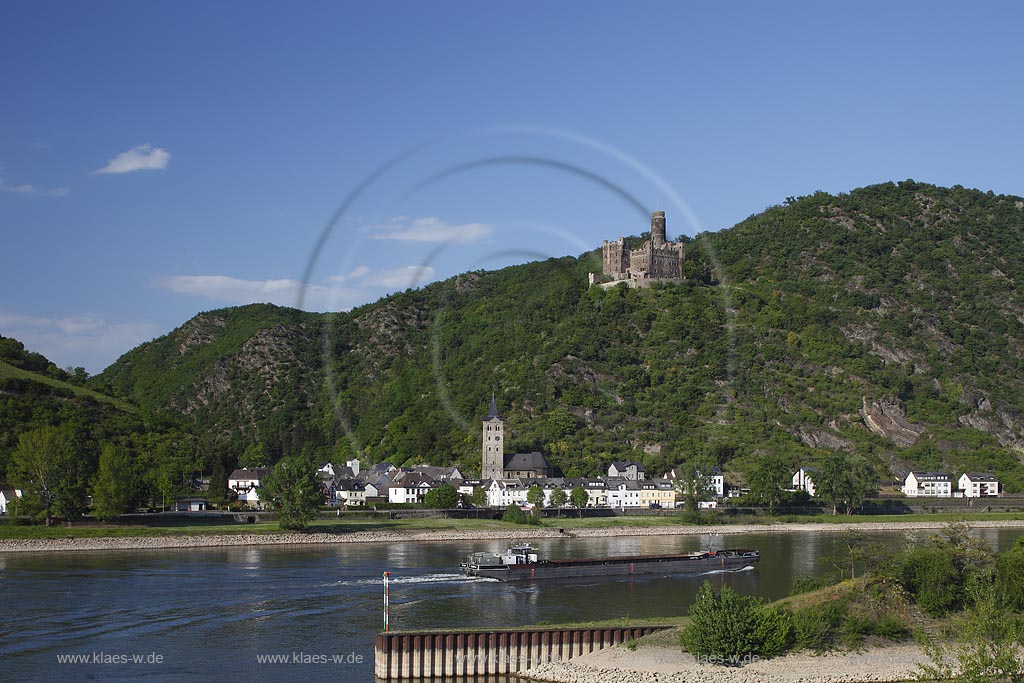 St. Goarshausen-Wellmich, Blick ueber den Rhein nach Wellmich mit Burg Maus im Mittelrheintal aus dem 14. Jahrhundert im Rhein-Lahn-Kreis in Rheinland-Pfalz.