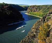 Loreley, Sankt Goarshausen, Mittelrhein, Rhein, Schieferfelsen, Blick auf Rhein und Landschaft mit Schiffen von der Loreley aus  
