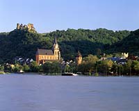 Oberwesel, Rhein-Hunsrck-Kreis, Mittelrhein, Blick ber, ueber Rhein auf Stadt und Burg Schoenburg, Schnburg
