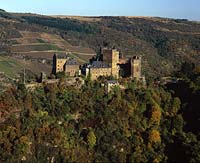 Oberwesel, Rhein-Hunsrck-Kreis, Mittelrhein, Blick auf Rheinburg, Burg Schoenburg, Schnburg in Herbstlandschaft 