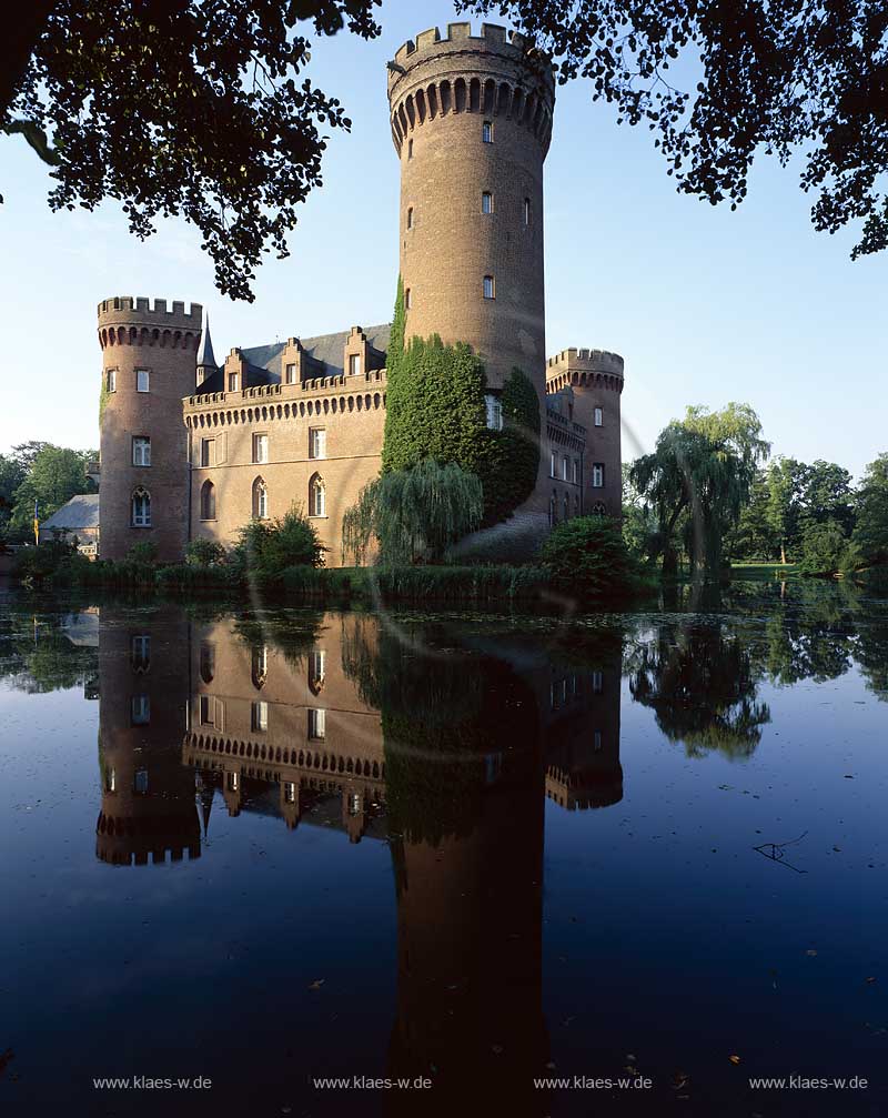 Bedburg-Hau, Kreis Kleve, Niederrhein, Regierungsbezirk Dsseldorf, Blick auf Museum, Schloss, Wasserschloss, Moyland mit Schlossteich   