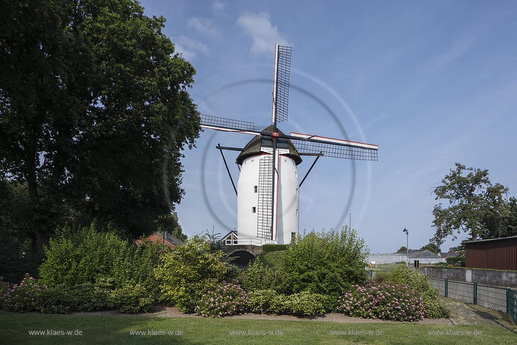 Geldern Walbeck, Blick auf die Steprather Muehle, sie stammt aus dem 16. Jahrhundert und ist die aelteste voll funktionierende Windmuehle Deutschlands;Geldern Walbeck, view to the mill Steprather Muehle.