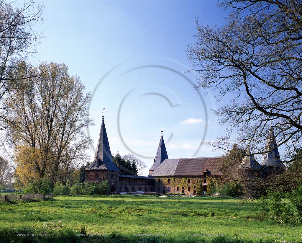 Geldern, Kreis Kleve, Niederrhein, Regierungsbezirk Dsseldorf, Blick auf Schloss Haag in Frhlingslandschaft, Fruehlingslandschaft   