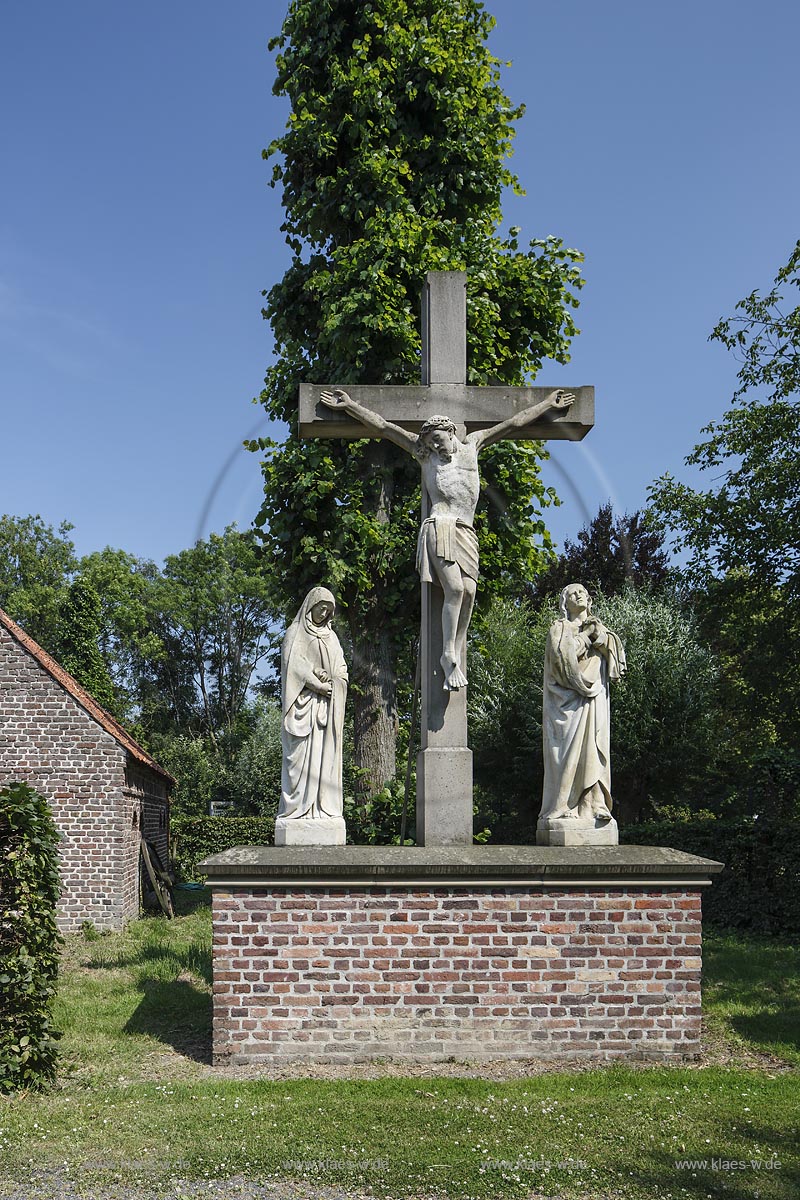 Grefrath, Niederrheinisches Freilichtmuseum, Wegedenkmal Kreuzigungsgruppe; Grefrath, museum Niederrheinisches Freilichtmuseum, crucifixion group.